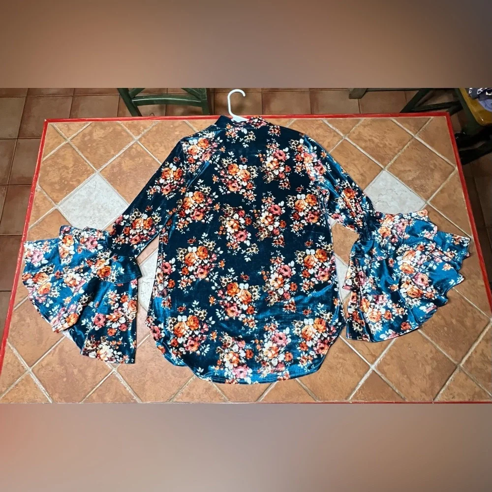 Lucky & Blessed Women’s Velvet Floral Keyhole Top - Picture 6 of 10